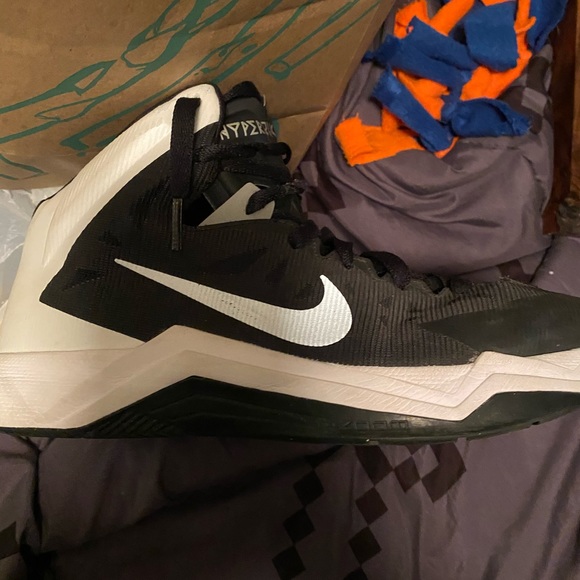 size 9 basketball shoes